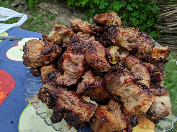 火の上のおいしい肉 皿の上にシシケバブ 焼き肉 — ストック写真