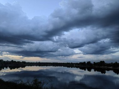 fırtına öncesi manzara, yağmur, kötü hava, güçlü rüzgar ve kasırga önce tehlikeli bulutlar