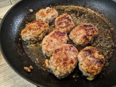 ev yapımı köfte pişirme. tavada et