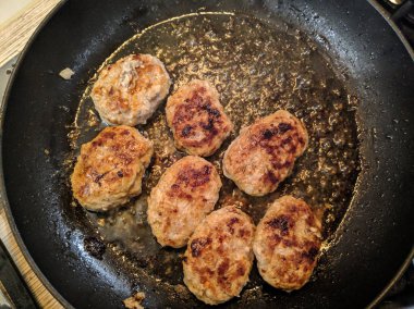 ev yapımı köfte pişirme. tavada et