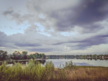 fırtına öncesi manzara, yağmur, kötü hava, güçlü rüzgar ve kasırga önce tehlikeli bulutlar