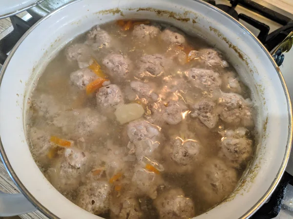 フライパンでおいしい自家製スープ スープを調理 — ストック写真