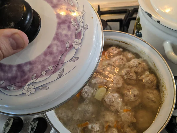 フライパンでおいしい自家製スープ スープを調理 — ストック写真
