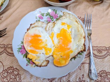 tabakta çırpılmış yumurta