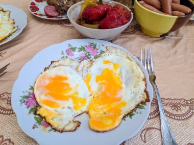 tabakta çırpılmış yumurta