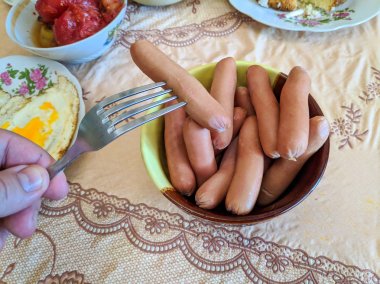 bir tabakta lezzetli sosis