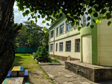 vintage yeşil bina, çürüyen mimari