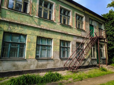 vintage yeşil bina, çürüyen mimari