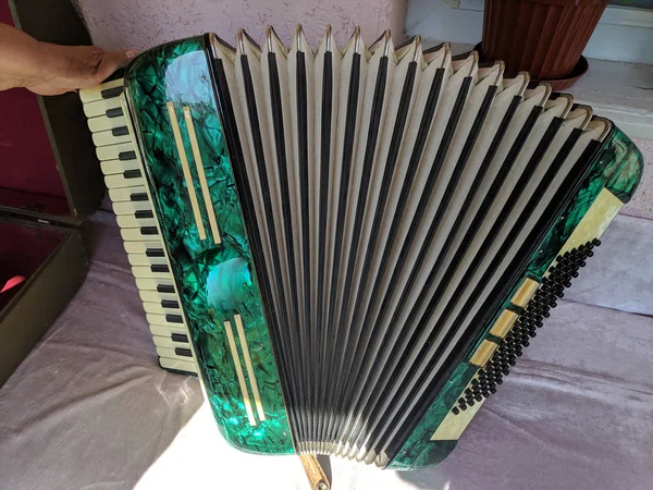 緑のヴィンテージアコーディオンアンティーク楽器 — ストック写真