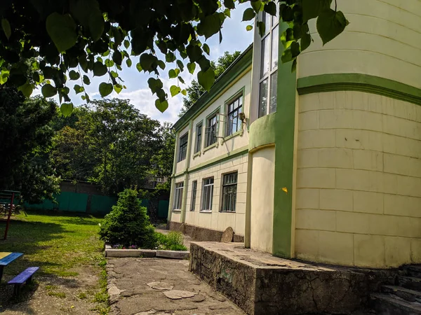 Vintage Yeşil Bina Çürüyen Mimari — Stok fotoğraf