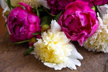 Beyaz ve pembe şakayıklar, bir buket bahar çiçeği, şakayık yaprakları