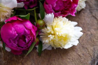 Beyaz ve pembe şakayıklar, bir buket bahar çiçeği, şakayık yaprakları