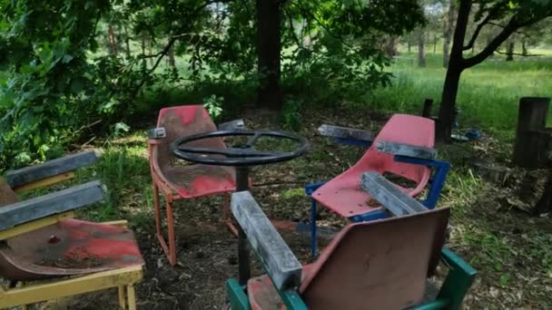 Stare Przyciągniezłamane Karuzeli Opuszczone Miejsce Opuszczony Park Rozrywki — Wideo stockowe