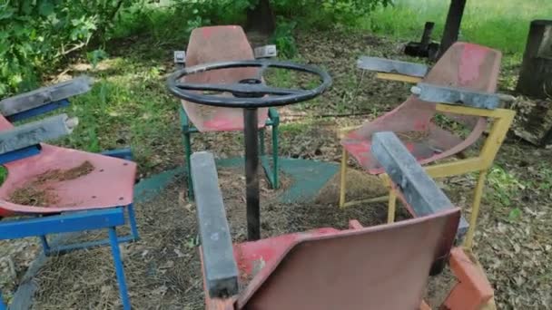 Stare Przyciągniezłamane Karuzeli Opuszczone Miejsce Opuszczony Park Rozrywki — Wideo stockowe