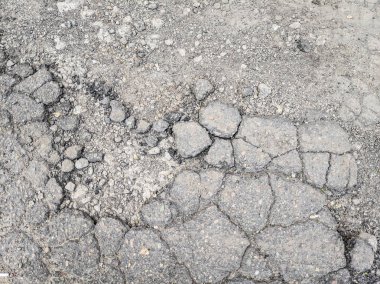 çok kötü asfalt yol. yolda derin çukurlar. kötü onarım. çatlak asfalt