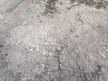 çok kötü asfalt yol. yolda derin çukurlar. kötü onarım. çatlak asfalt