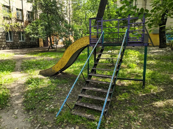 Niños Rotos Solitarios Deslizan Parque — Foto de Stock