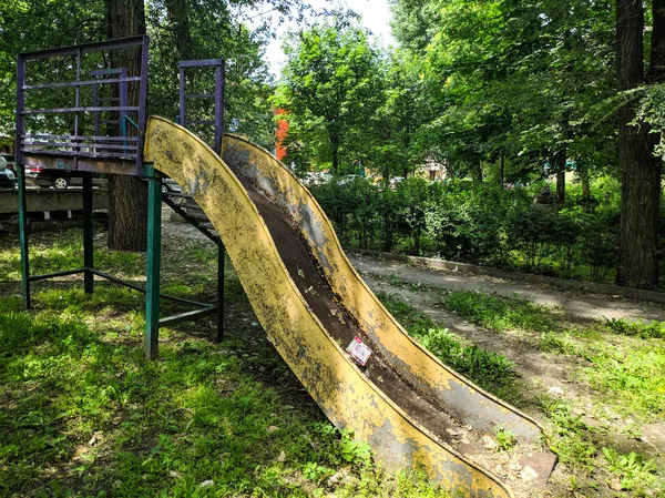 孤独的破碎的孩子在公园里滑倒 — 图库照片