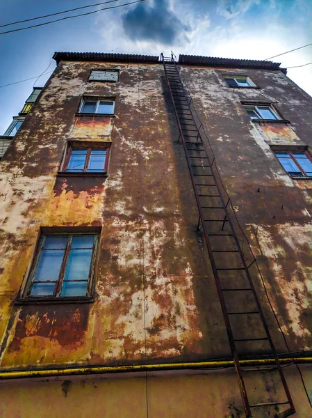 Старое Высотное Здание Ржавый Металлический Пожарный Выход Жилье Бедных — стоковое фото