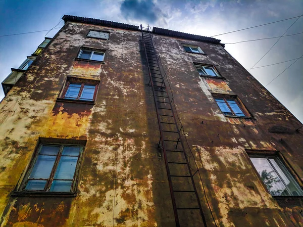 Bardzo Stary Wysoki Wschód Budynek Rusty Metal Ewakuacji Ognia Mieszkań — Zdjęcie stockowe