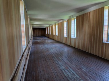 pencereli uzun koridor. kapalı yaya geçişi.