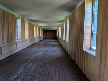 pencereli uzun koridor. kapalı yaya geçişi.