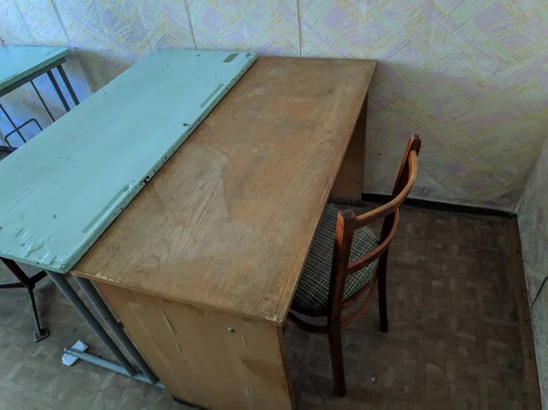 Vintage Asztalok Székek Régi Osztályteremben Előadóterem Hallgatói Közönséget Antik Íróasztalok — Stock Fotó