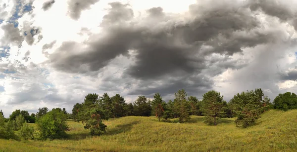 Όμορφο Καλοκαιρινό Τοπίο Φυσική Ταπετσαρία Πανόραμα Του Δάσους Όμορφα Σύννεφα — Φωτογραφία Αρχείου