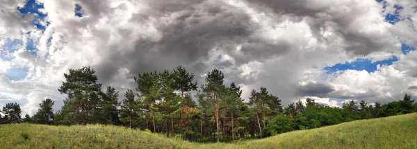 Krásné Letní Krajině Přirozenou Tapetu Panorama Lesa Nádherné Mraky Obloze — Stock fotografie