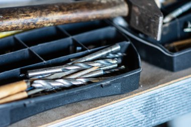 matkaplar kümesi. matkap için çeşitli matkaplar.