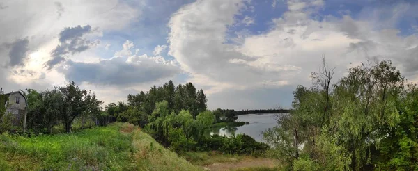 Красивая Природная Панорама Летний Пейзаж Рекой Деревья Вода — стоковое фото