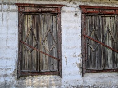 eski ahşap pencereler. Vintage ev. ahşap kepenkler