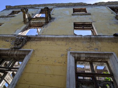 eski yıkılmış evler. vintage mimarisi. şehir evleri. mimari unsurlar