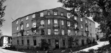 eski yıkılmış evler. vintage mimarisi. şehir evleri. mimari unsurlar