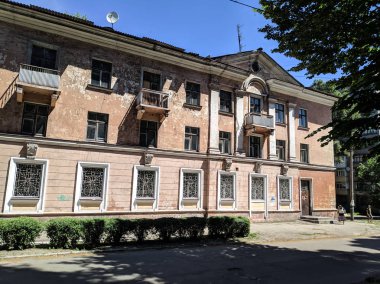eski yıkılmış evler. vintage mimarisi. şehir evleri. mimari unsurlar