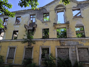 eski yıkılmış evler. vintage mimarisi. şehir evleri. mimari unsurlar