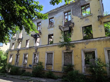 eski yıkılmış evler. vintage mimarisi. şehir evleri. mimari unsurlar