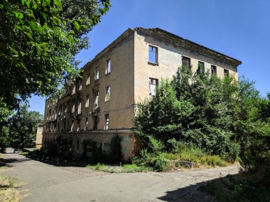 eski yıkılmış evler. vintage mimarisi. şehir evleri. mimari unsurlar