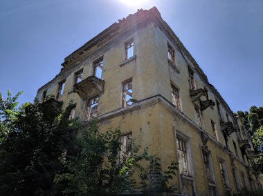 eski yıkılmış evler. vintage mimarisi. şehir evleri. mimari unsurlar