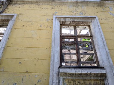 eski yıkılmış evler. vintage mimarisi. şehir evleri. mimari unsurlar