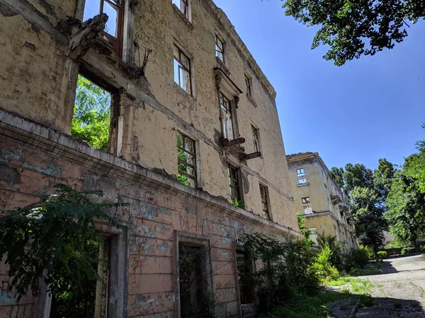 Casas Antigas Destruídas Arquitetura Vintage Casas Cidade Elementos Arquitectónicos — Fotografia de Stock