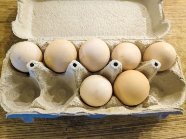 bir stand üzerinde tavuk yumurtası