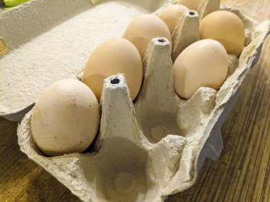 bir stand üzerinde tavuk yumurtası