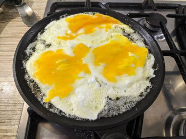 tavada çırpılmış yumurta. pişirme omlet
