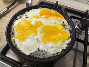 tavada çırpılmış yumurta. pişirme omlet