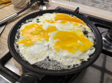 tavada çırpılmış yumurta. pişirme omlet