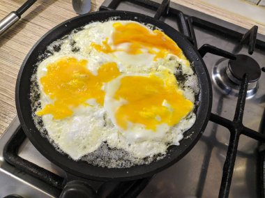 tavada çırpılmış yumurta. pişirme omlet