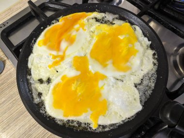 tavada çırpılmış yumurta. pişirme omlet
