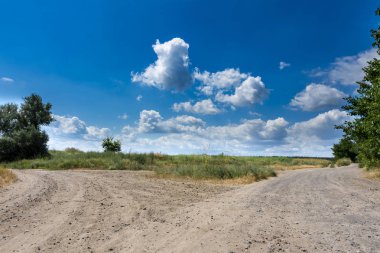 güzel yaz manzara. gökyüzünde alan ve bulutlar.