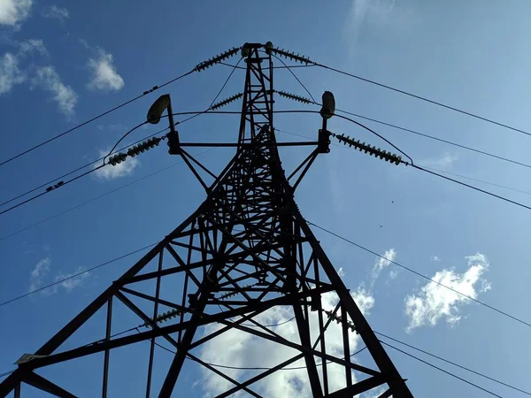 direk yüksek gerilim hatları. kutuplarda yüksek gerilim telleri.